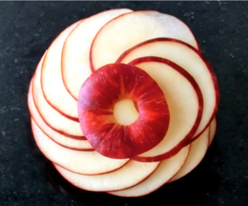 palitos de pepino con jamón de york y manzana tamaño de puño.